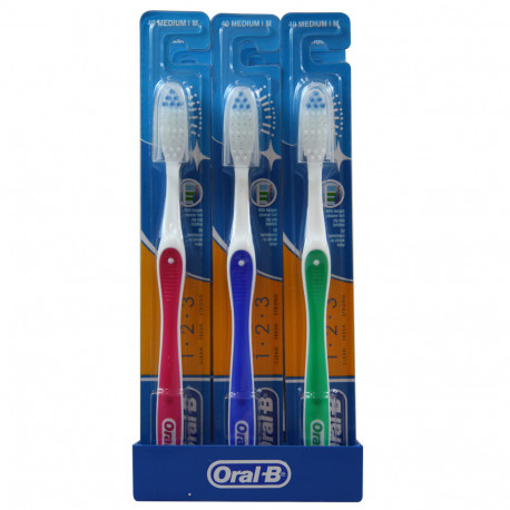 Oral B cepillo de dientes medio.