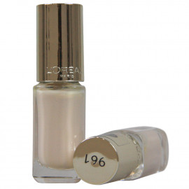L'Oréal nail polish. 961 Silky Fawn.
