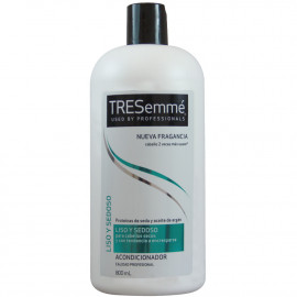 Tresemmé conditioner 800 ml. Smooth and silky.